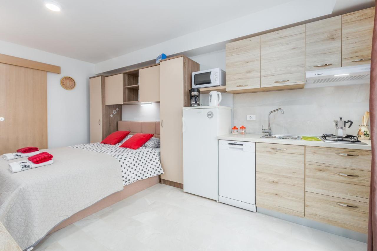 Alex Deluxe Apartments On Beach 波雷奇 外观 照片