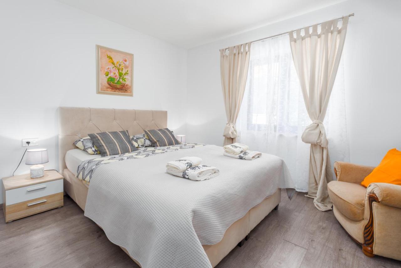 Alex Deluxe Apartments On Beach 波雷奇 外观 照片