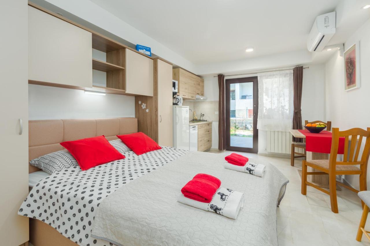Alex Deluxe Apartments On Beach 波雷奇 外观 照片